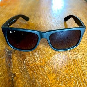 Black Ray-ban.  Justin style.